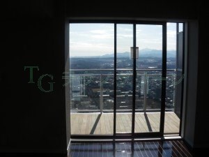 室内から見たベランダウッドデッキ