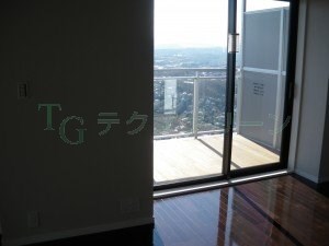 室内から見たベランダデッキ