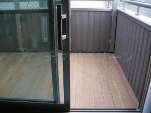 室内から見たベランダデッキ