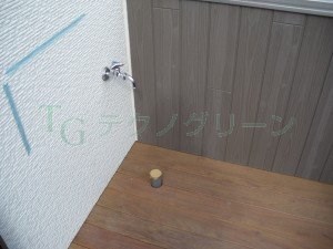 屋外のデッキ上の水栓