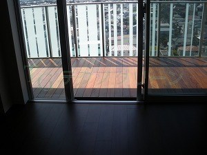 室内からベランダウッドデッキ